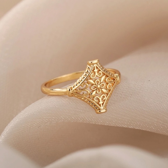 Vintage Hollow Floral Gold Ring - Picture 9 of 10